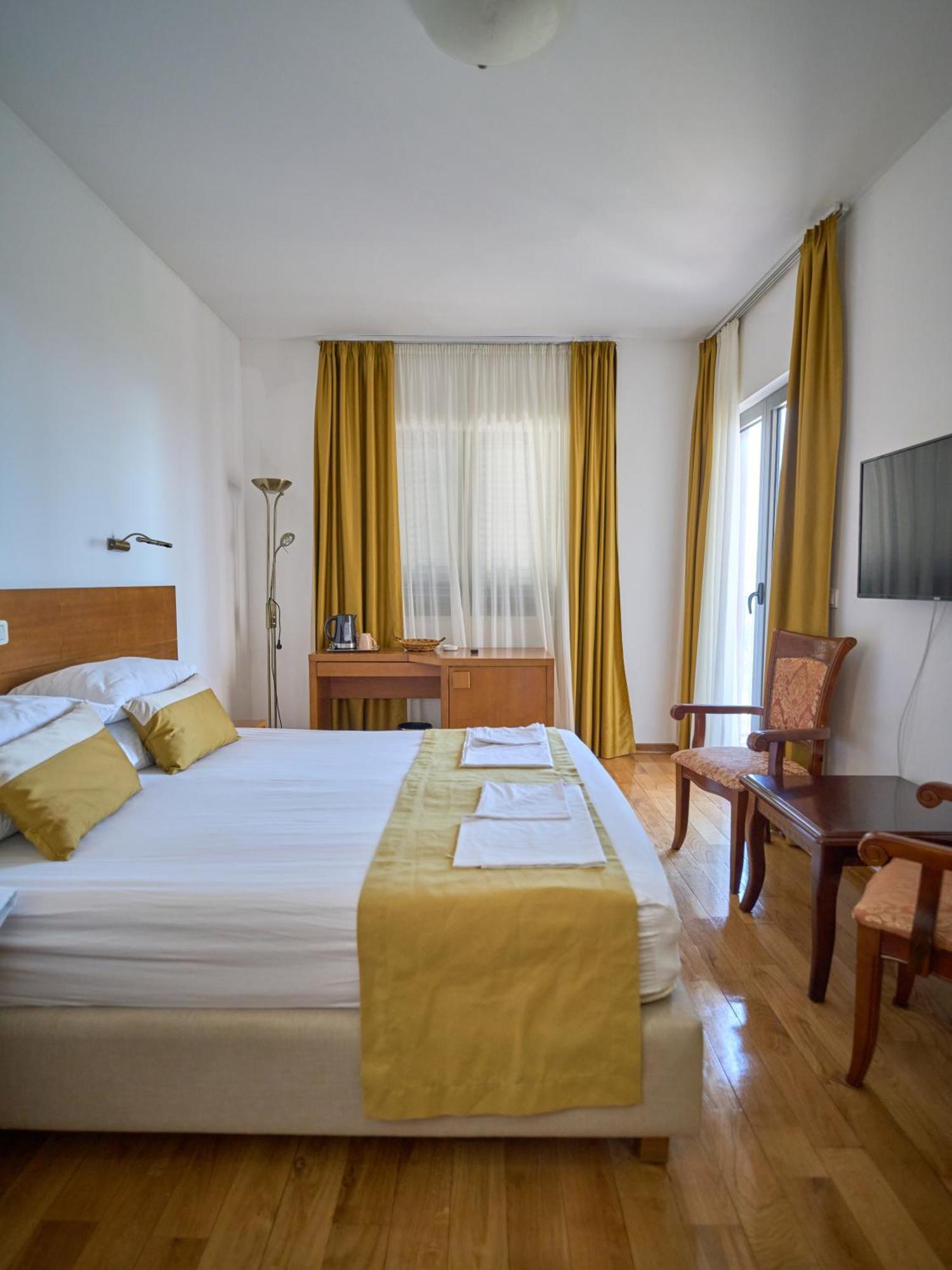 Hotel Petrovac Exterior photo